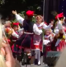 childrenFolkDancing